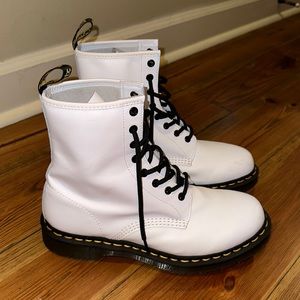 1460 WOMEN'S SMOOTH LEATHER LACE UP BOOTS - Doc Martens